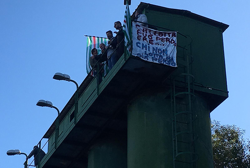 Nuova protesta degli operai della centrale di sollevamento di Angri:   sul torrione a 30 metri.