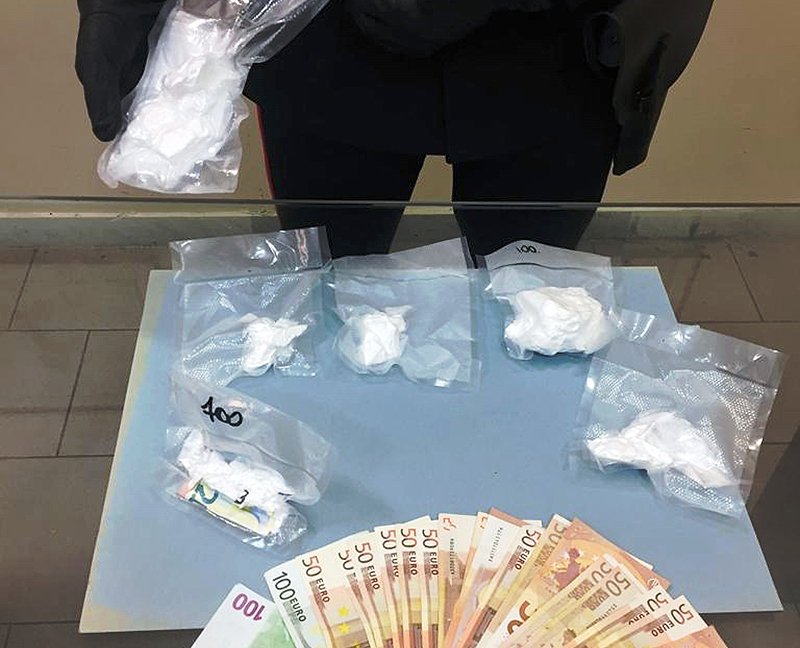 Nasconde 270 grammi di cocaina pura nell'armadio: arrestata donna di 51 anni