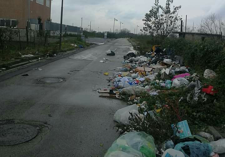 Marigliano, area PIP  sommersa dai rifiuti. Strade ostruite dall' immondizia.