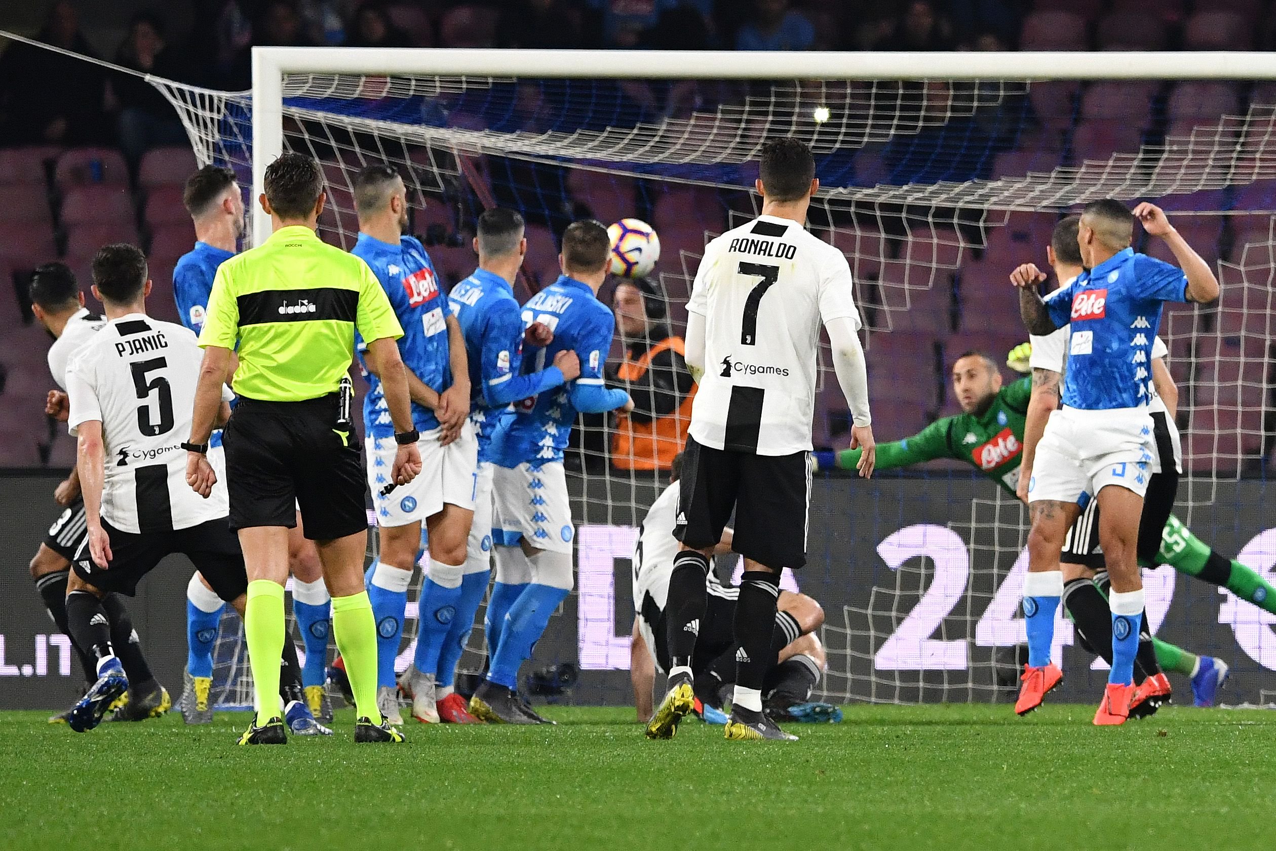 La Juventus batte il Napoli tra mille polemiche: la lotta Scudetto è chiusa