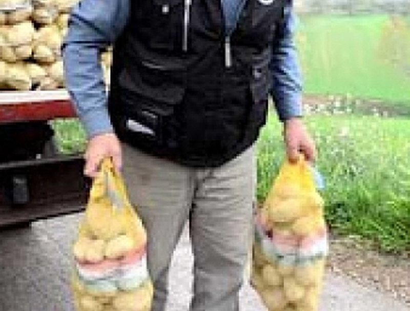 Vesuviano, venditore di patate truffa anziano: arrestato