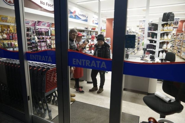 Rapine in supermercati: tre arresti