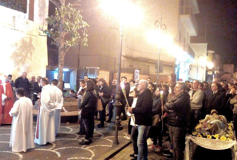Mariglianella, partecipata Via Crucis promossa dalla Comunita' Parrocchiale di San Giovanni Evangelista con il Parroco Don Ginetto De Simone.