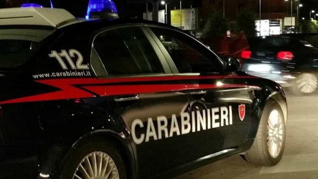 Padre e figlio arrestati: detenzione di armi, auto rubate e migliaia di euro di provenienza sconosciuta