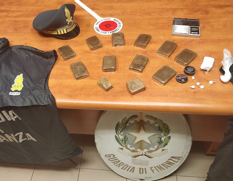 1 kg di hashish, cocaina e piante di canapa in casa: arrestato