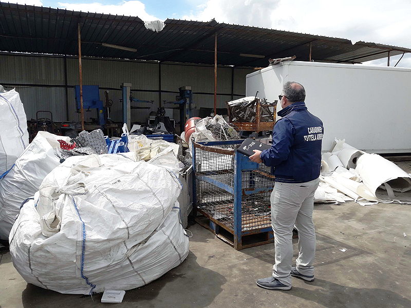 Vesuviano, reati ambientali in ditta di rifiuti: sequestrate area e attrezzature