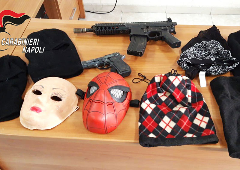 Sequestrati  armi giocattolo, maschere e passamontagna