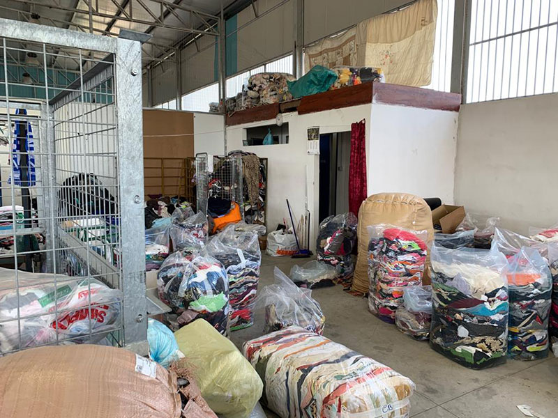 Marigliano, sequestrato capannone trasformato in deposito illegale di indumenti usati