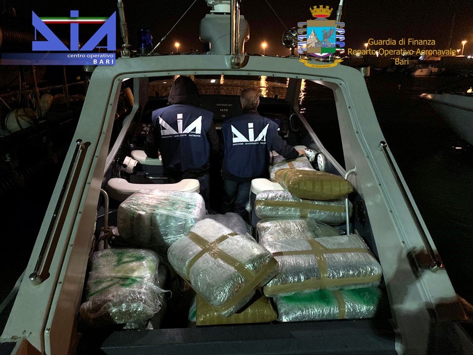 Sequestrati circa 450 kg di hashish e marijuana. Arrestato uno scafista
