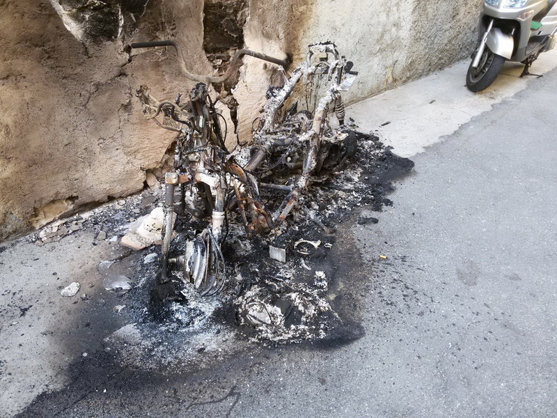Palma Campania, minaccia i genitori e da'  fuoco allo scooter della mamma: arrestato