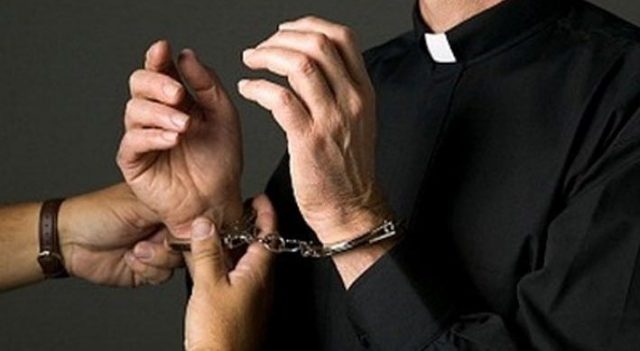 Arrestato sacerdote per violenza sessuale