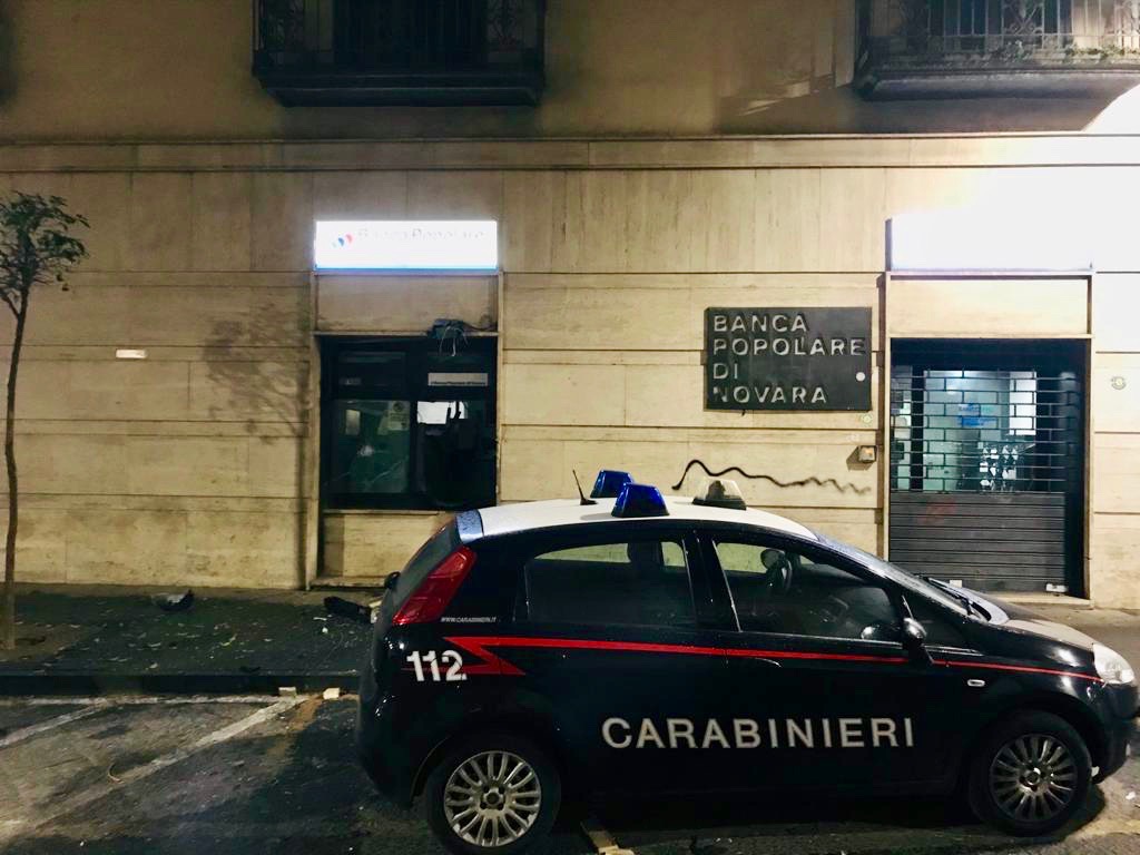 Tentano di forzare ATM con un ordigno: messi in fuga dai carabinieri