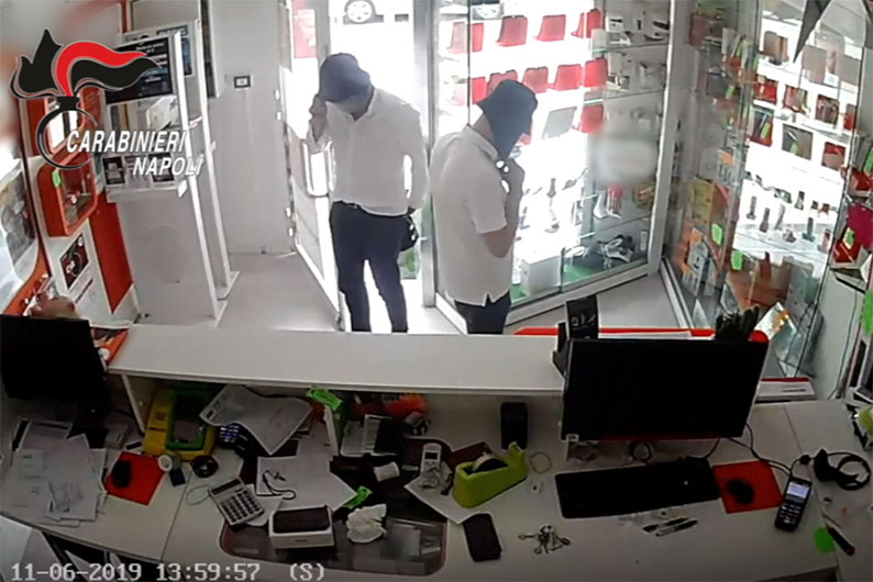 Rubano 70 smartphone da negozio: scovati e  arrestati due uomini