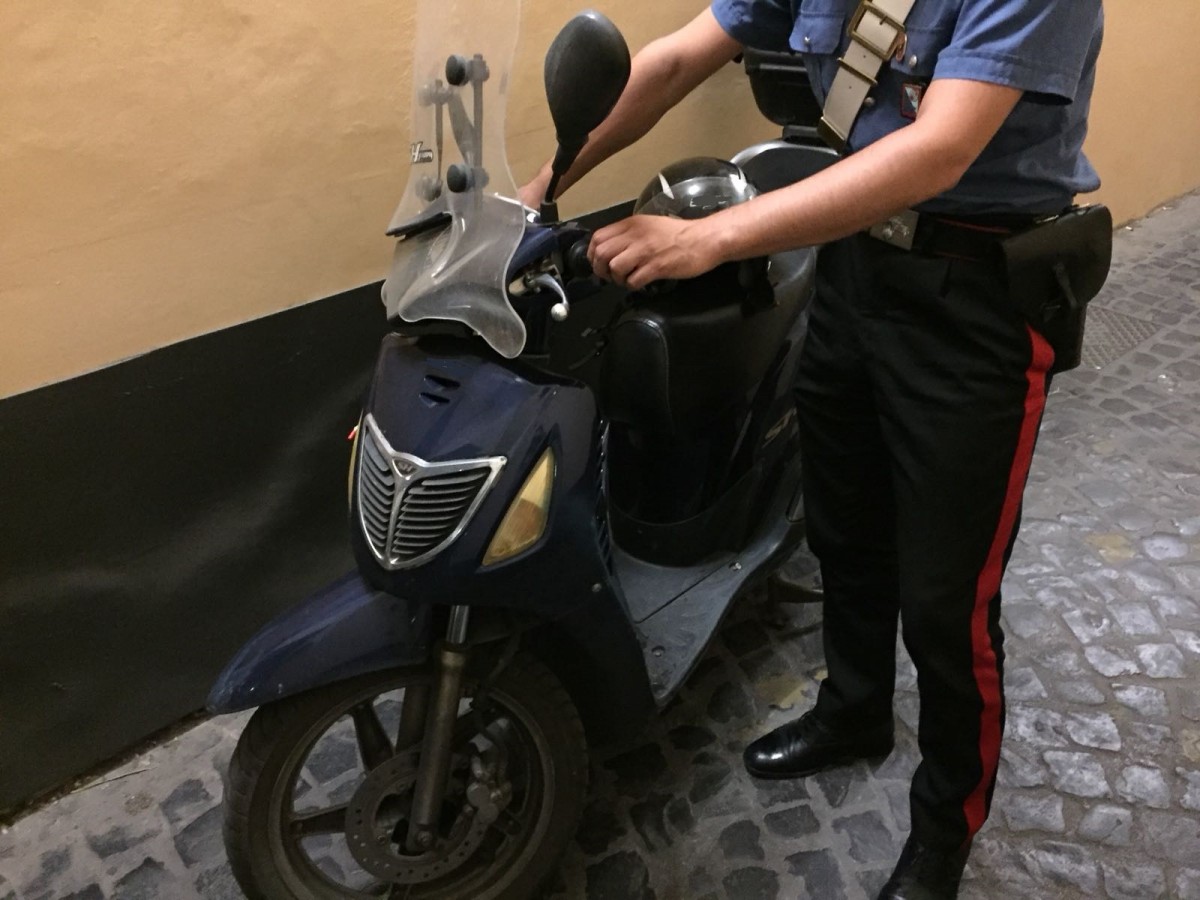 Fugge con scooter rubato: arrestato 35enne