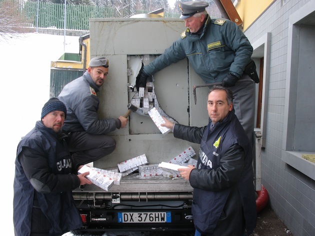Operazione Blonde Arabs: sequestrate 18 tonnellate di tabacchi lavorati esteri con arresti in Italia e all'estero.