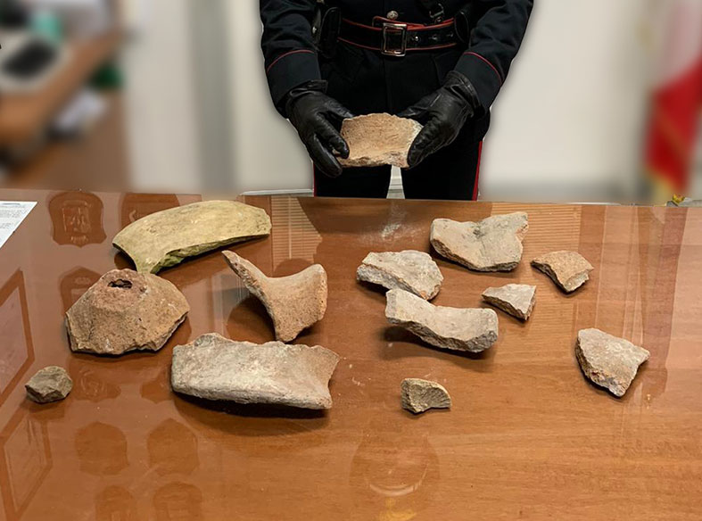 Ruba alcuni frammenti antichi dal parco archeologico: arrestato 25enne