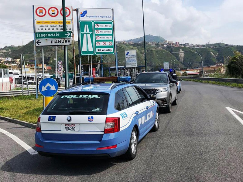 Napoli: Polizia blocca un'auto contromano sulla tangenziale.