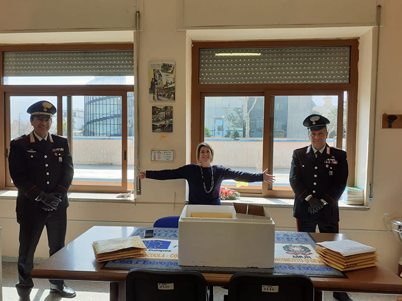 I carabinieri consegnano notebook agli alunni a casa: i ringraziamenti della dirigente scolastico