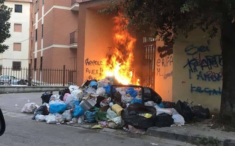 Terra dei fuochi, incendia rifiuti in strada:  arrestato 35enne