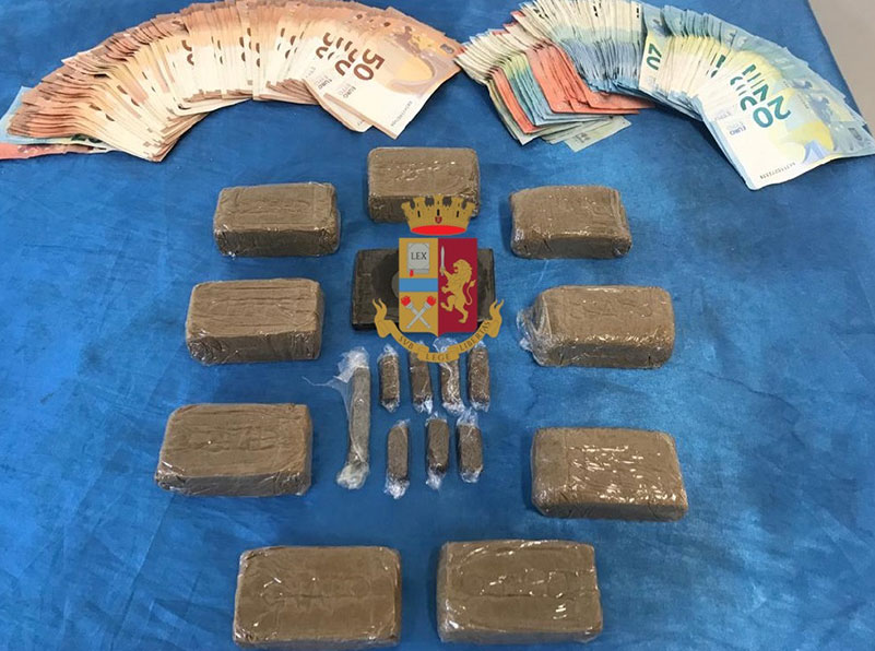 1 kg  di hashish e 7550 euro in casa: arrestata una 50enne