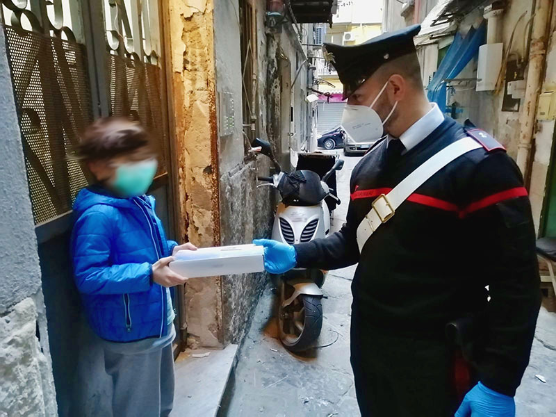 Lezioni a distanza: carabinieri consegnano i tablet
