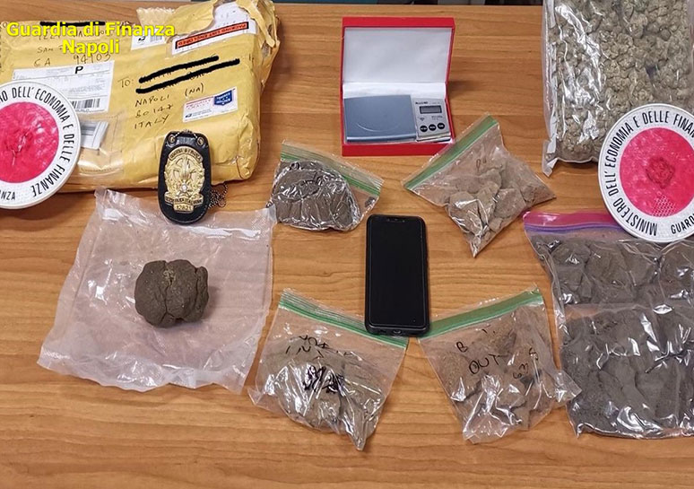 Consegne a domicilio di droga  con corrieri postali:  sequestrati 2 kg di hashish e marijuana