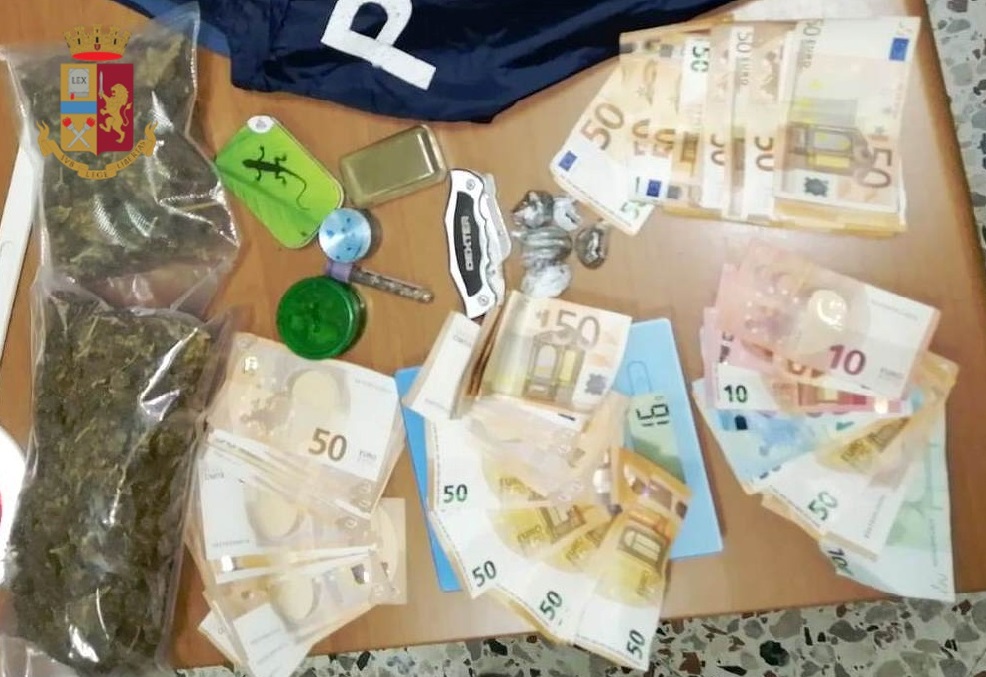 Quasi 500 gr di marijuana a casa: arrestato pusher 48enne