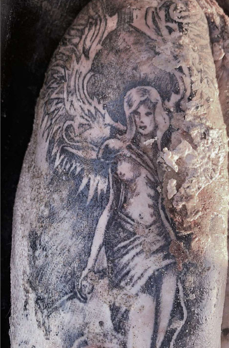 Identificazione di cadavere: trovato in mare corpo con questo tatuaggio