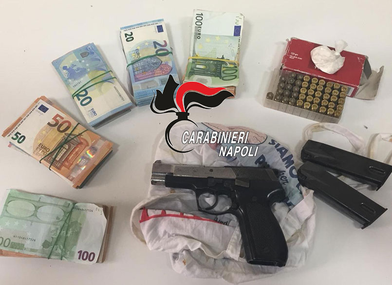 Droga, pistola e tanti soldi: arrestato pusher 27enne