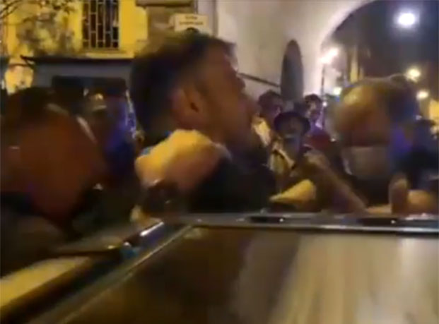 Movida violenta a Piazza Bellini, tre arresti: le proteste dei presenti