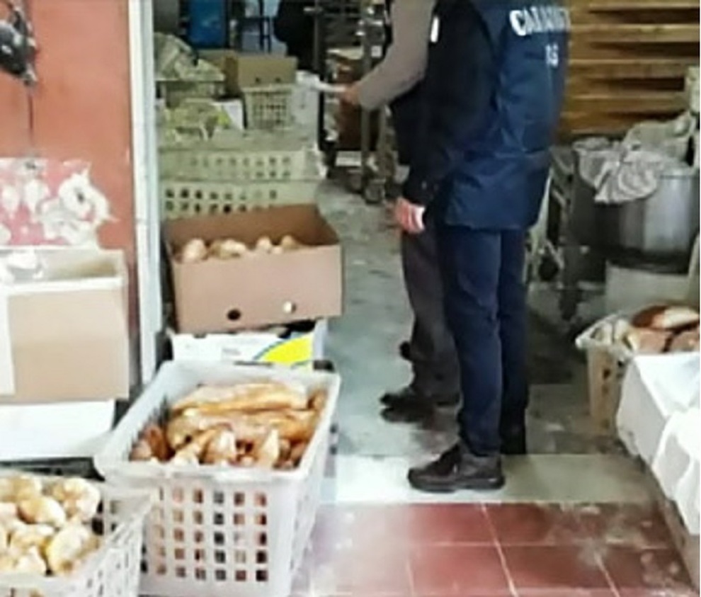 Vesuviano, multato un panificio: sequestrati 44 kg di prodotti