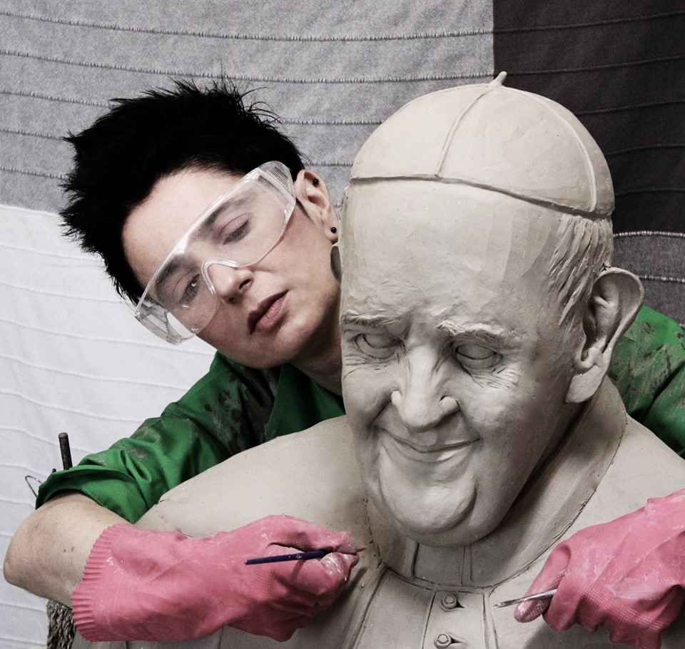 Papa Francesco visto dalla scultrice Linda Edelhoff .