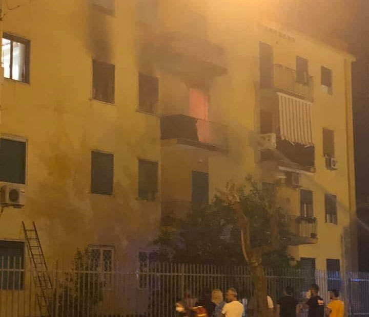 Marigliano, incendio in un appartamento a corso Vittorio Emanuele.