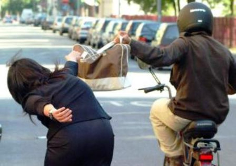 Picchia la donna che non molla la borsa: arrestato 22enne