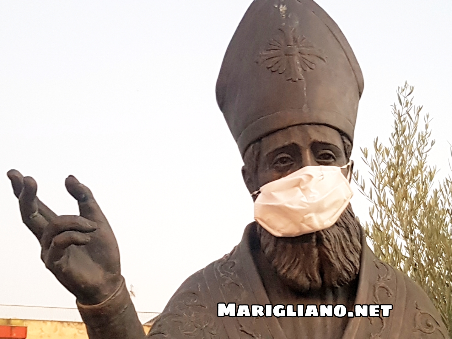 San Vitaliano, TERRA mette la mascherina al Santo Patrono: scoppia la polemica