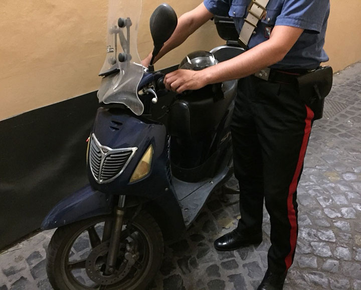 Rubano scooter  nel  parcheggio del centro commerciale: arrestati due giovani