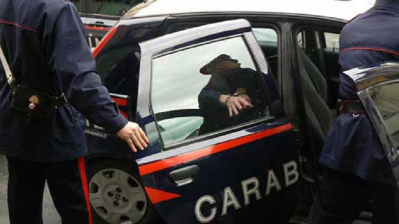 Infastidisce i passanti e sputa ai carabinieri: arrestato 47enne