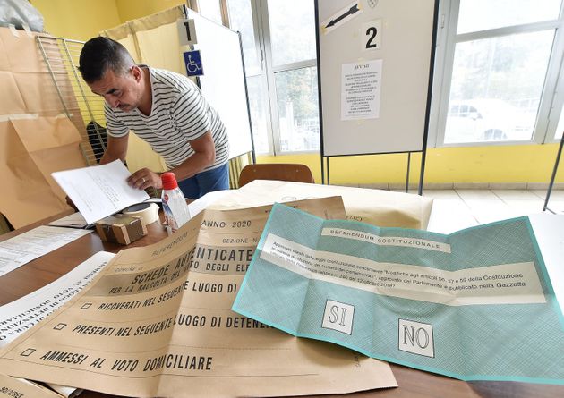 Referendum, ore 12:00: il 12,46% vota in Campania
