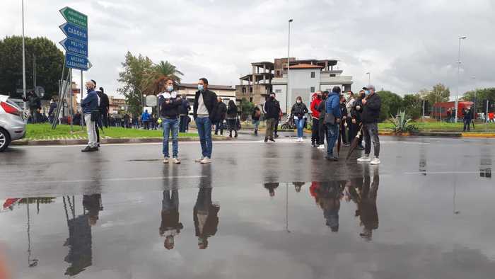 Covid: blocco stradale ad Arzano contro minilockdown