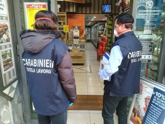 Supermercato con lavoratori in nero e il reddito di cittadinanza: chiuso e 30mila euro di multa