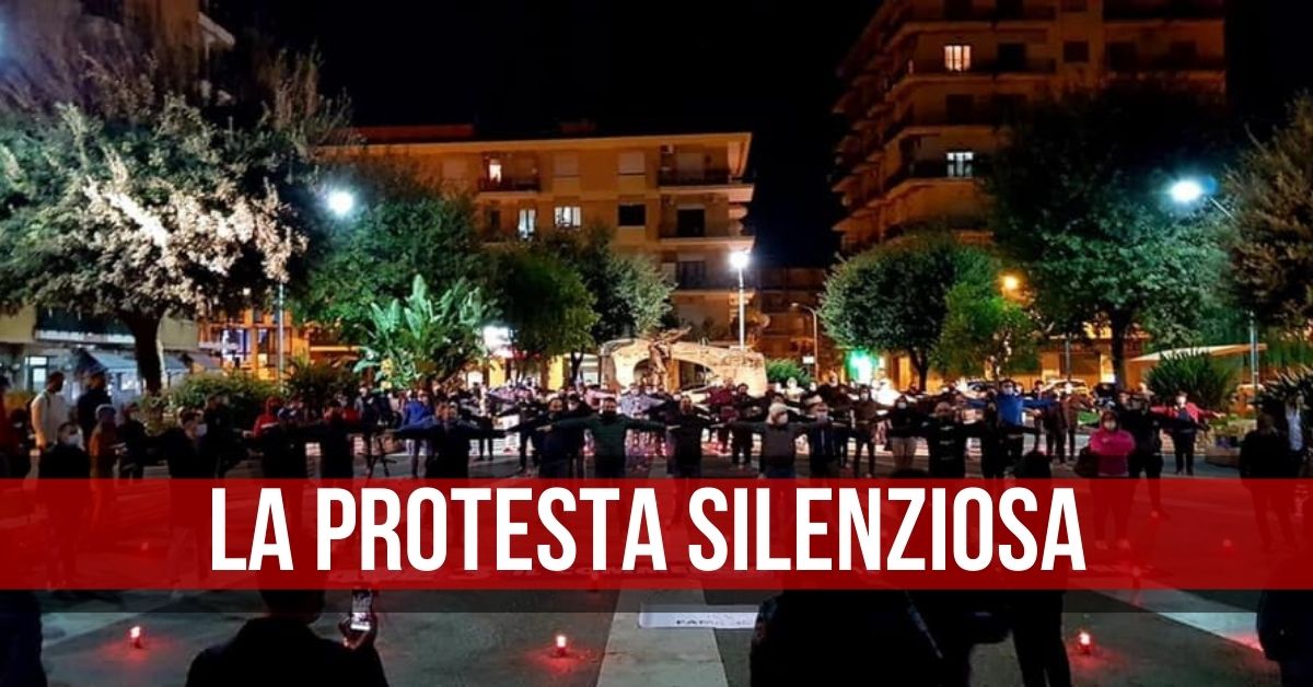 In Campania continuano le proteste contro i negozi chiusi