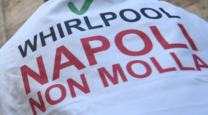 Petizione degli operai Whirlpool contro la chiusura del sito di Napoli