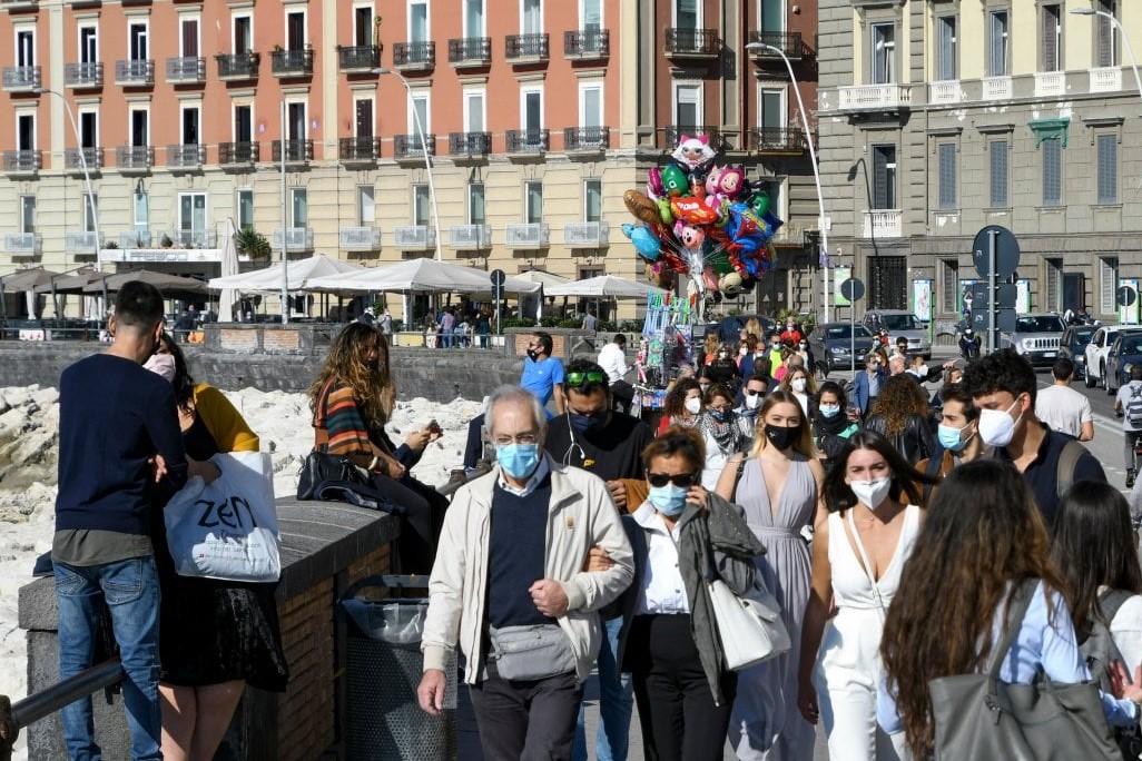Lungomare a Napoli: multe per mancanza di mascherina e violazione del coprifuoco