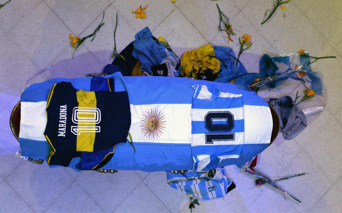 Maradona sarà sepolto oggi. Le accuse dell'avvocato: lasciato senza cure per 12 ore