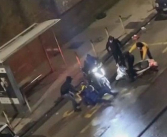 Rapina scooter a  rider: arrestati 4 minori