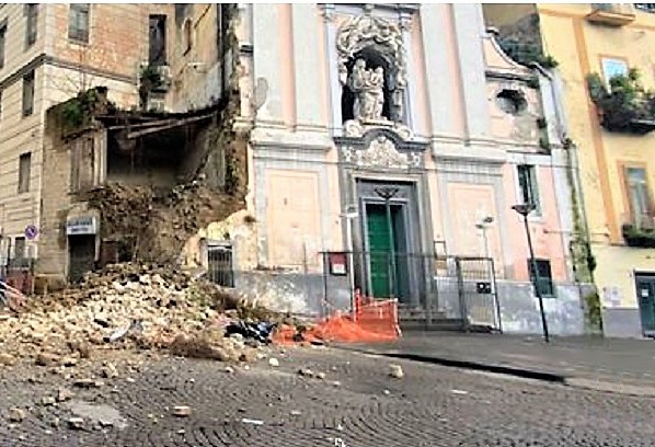 Napoli: crolla parte della facciata della chiesa di 