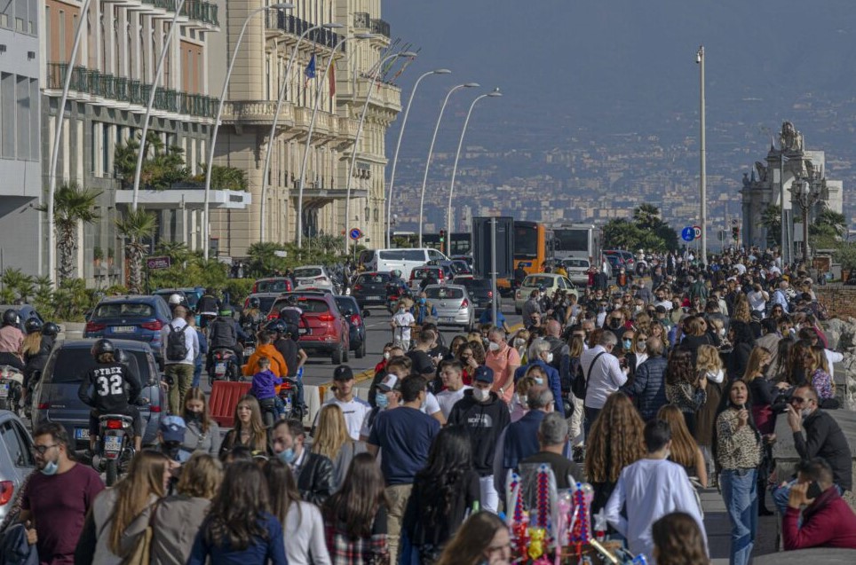 Assembramenti in Italia ed  a Napoli: così la curva esplode, si rischia la terza ondata