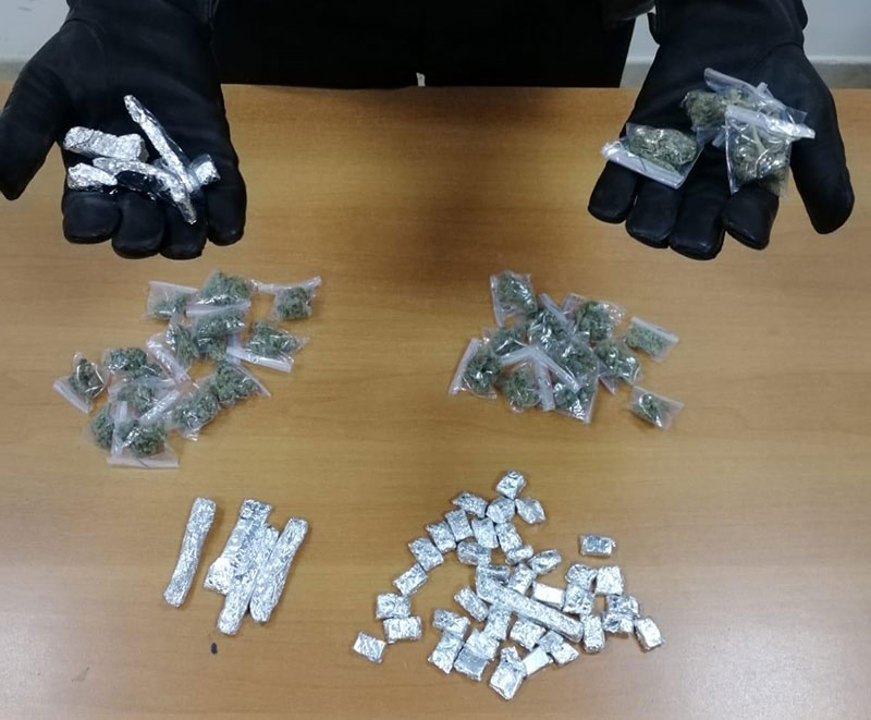 46 dosi di varie droghe: arrestato pusher 47enne