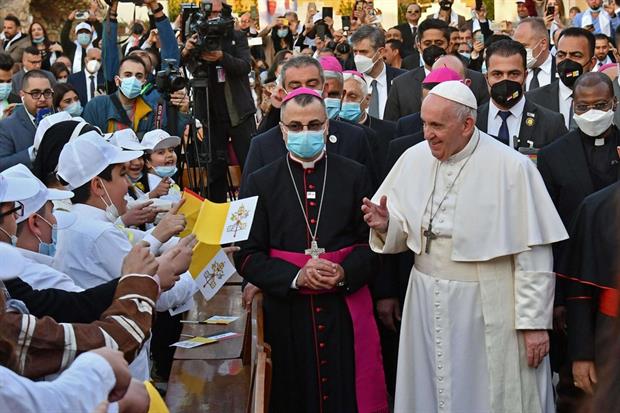 Papa Francesco in terra irachena: chi crede in Dio non ha nemici da combattere.