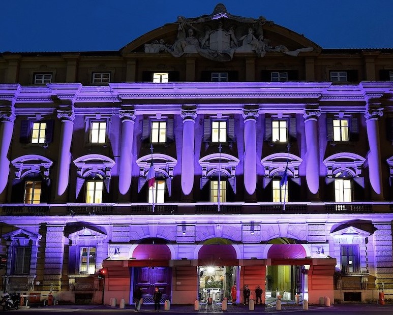 8 marzo, la facciata del palazzo delle Finanze illuminato di viola, scelto come simbolo cromatico di giustizia e dignità